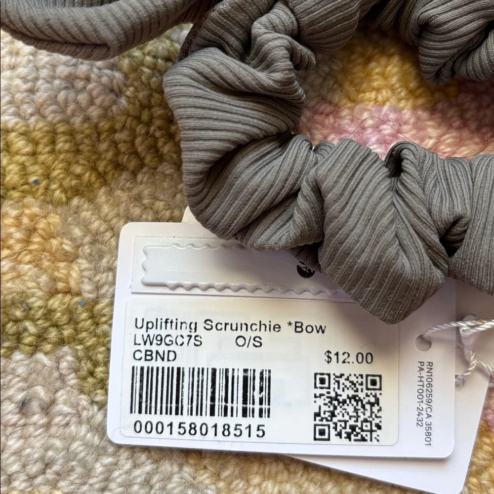 Lululemon Uplifting Scrunchie *Bow Carbon Dust (cement cocoa) NWT